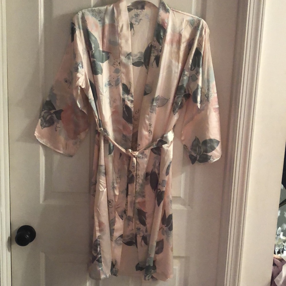 Gorgeous 🥳HP🥳Pink Flower Robe